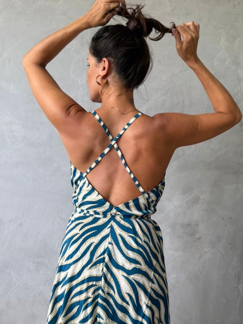 Vestido Flow azul com dourado ✨ Estampa Exclusiva com Aplicações Douradas Artesanais 💙✨