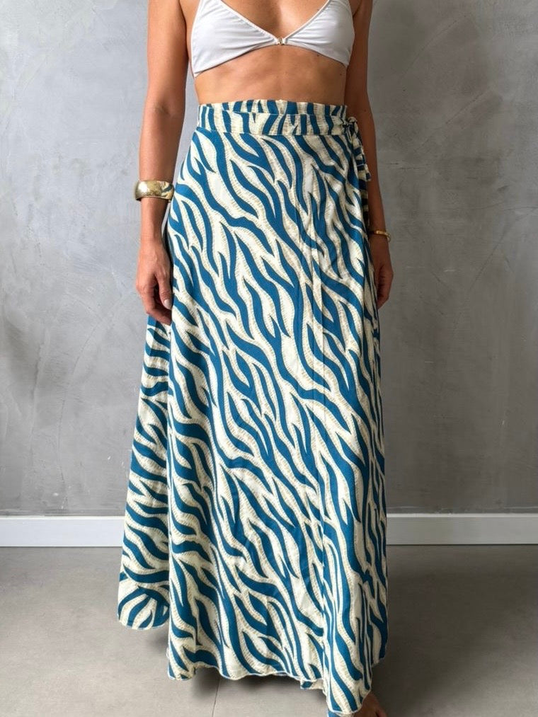 Saia Flow 🦋💙 Multifuncional – Artesanal, Versátil e com Estampa Exclusiva azul marinho com dourado💙✨