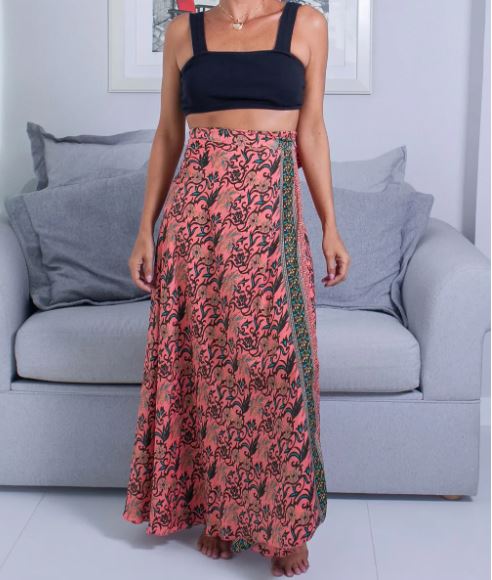 Saia Envelope Arabesco Coral — Jardim Secreto que Vira Vestido 🌺✨